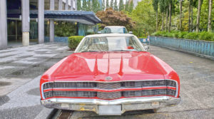 Une Ford Galaxie de 1969 rouge